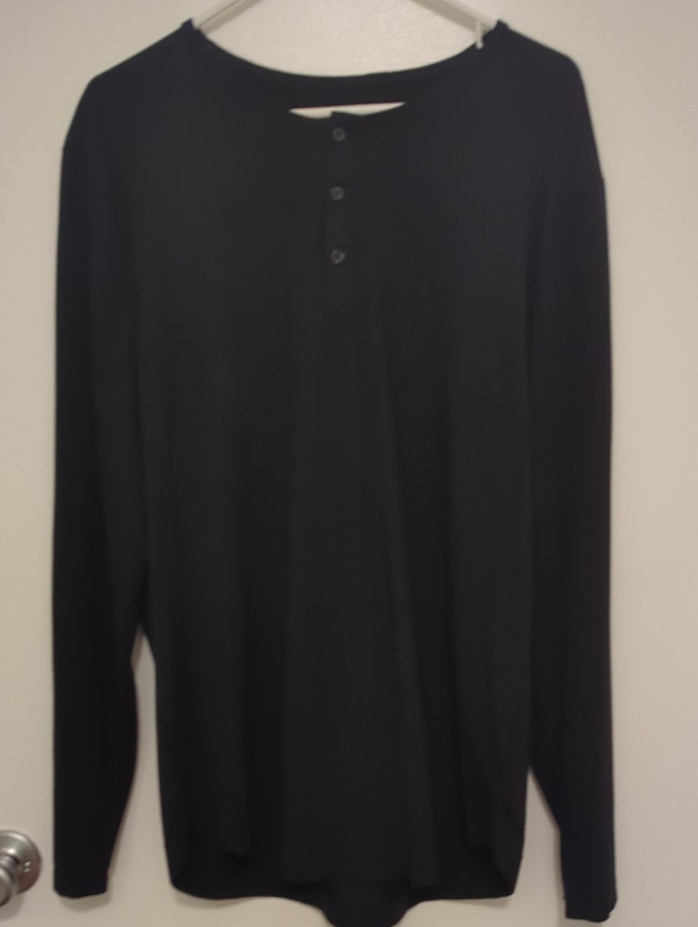 Cuts Men's Curve Hem Black Long-Sleeve Henley Shirt, XL - Picture 6 of 10